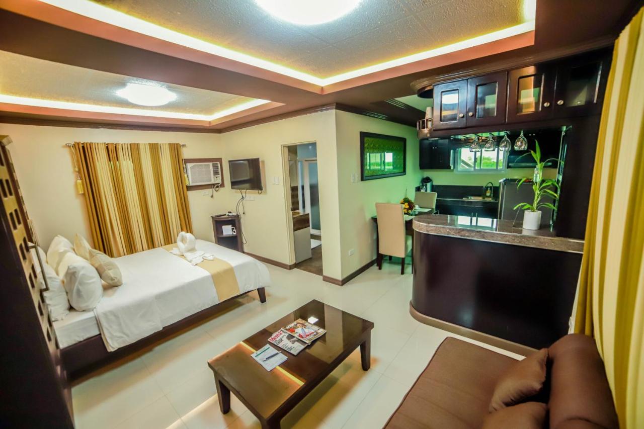 Villa Esmeralda Bryan'S Resort Hotel And Restaurant Palayan City Exteriör bild