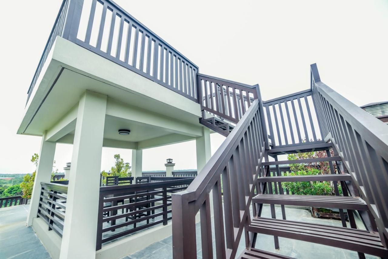 Villa Esmeralda Bryan'S Resort Hotel And Restaurant Palayan City Exteriör bild