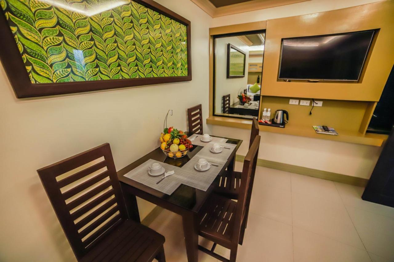 Villa Esmeralda Bryan'S Resort Hotel And Restaurant Palayan City Exteriör bild