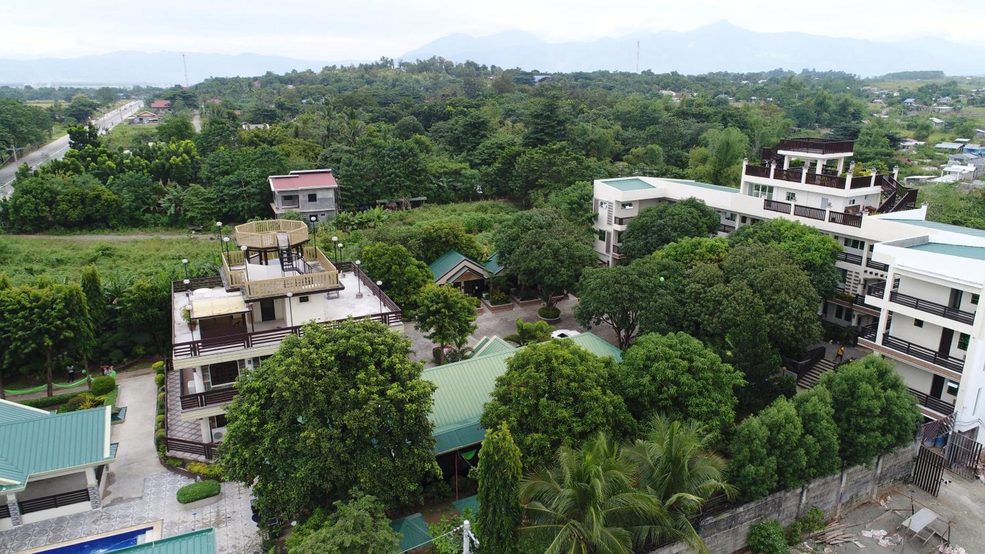 Villa Esmeralda Bryan'S Resort Hotel And Restaurant Palayan City Exteriör bild