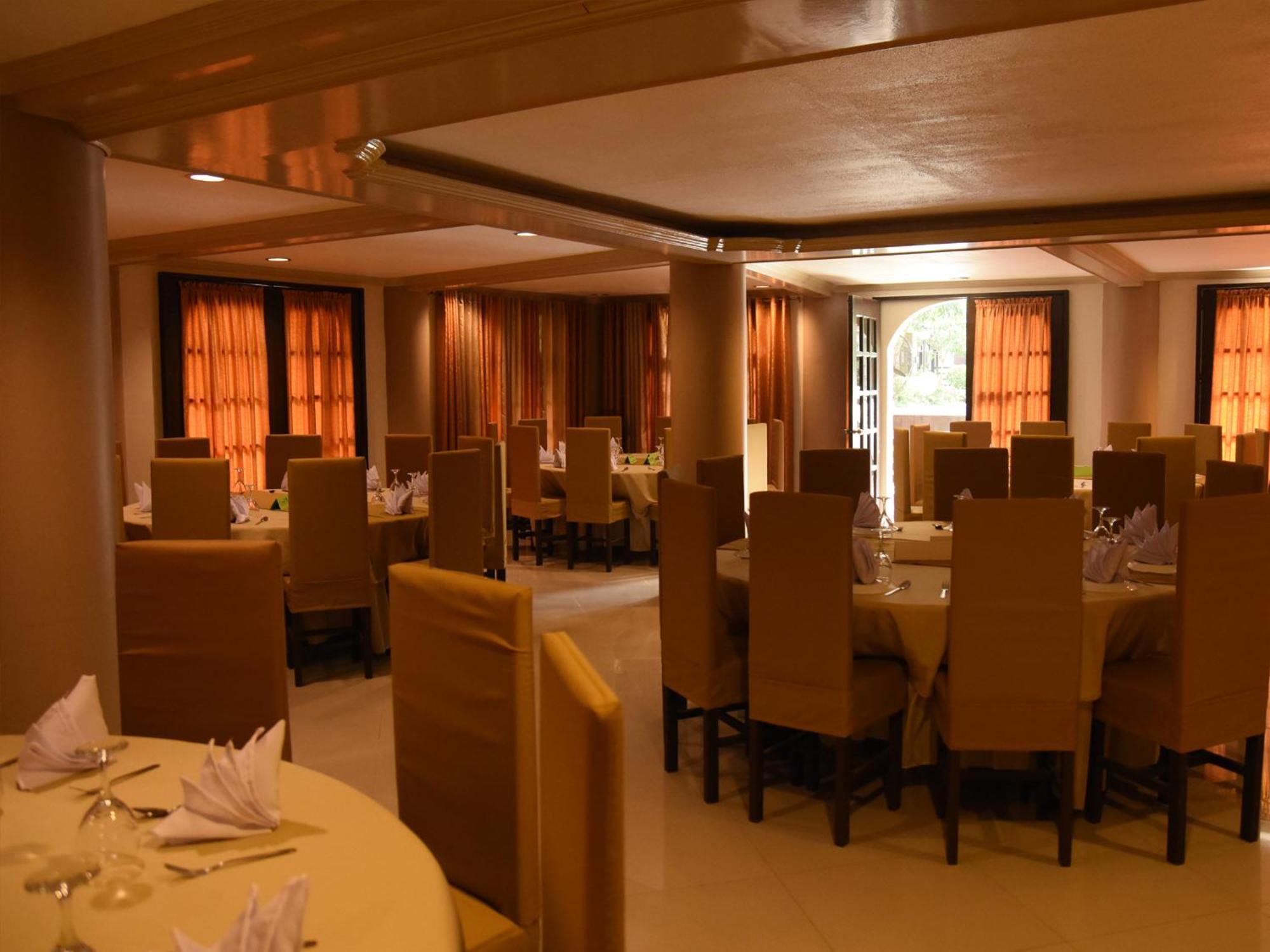 Villa Esmeralda Bryan'S Resort Hotel And Restaurant Palayan City Exteriör bild