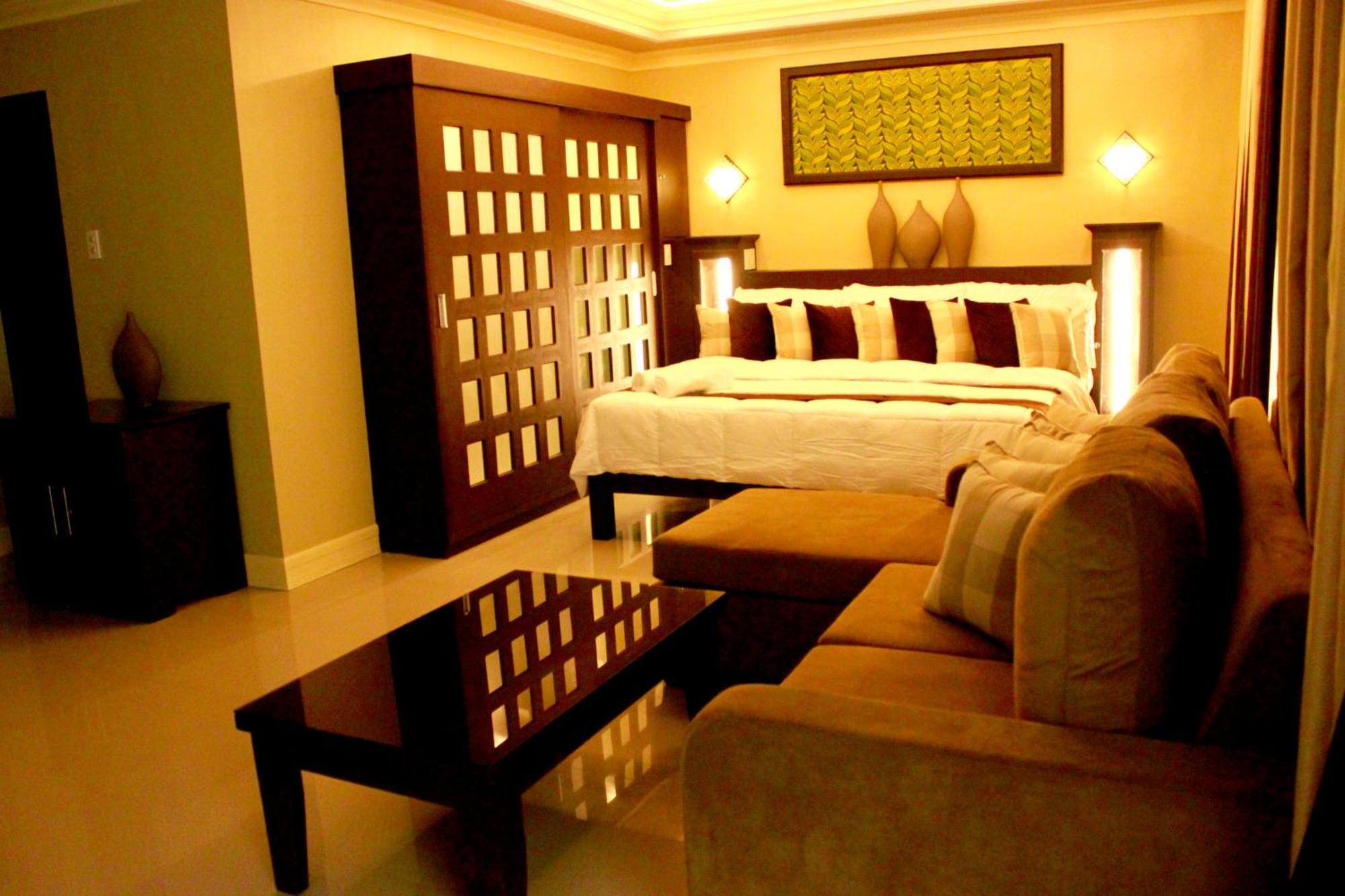 Villa Esmeralda Bryan'S Resort Hotel And Restaurant Palayan City Exteriör bild